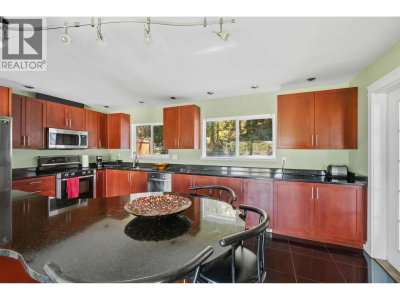 2331 HENRY Street | Port Moody British Columbia | Slide Image Ten