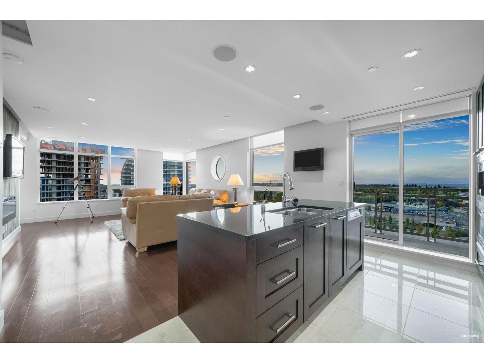 1904 - 15152 RUSSELL AVENUE Image 18