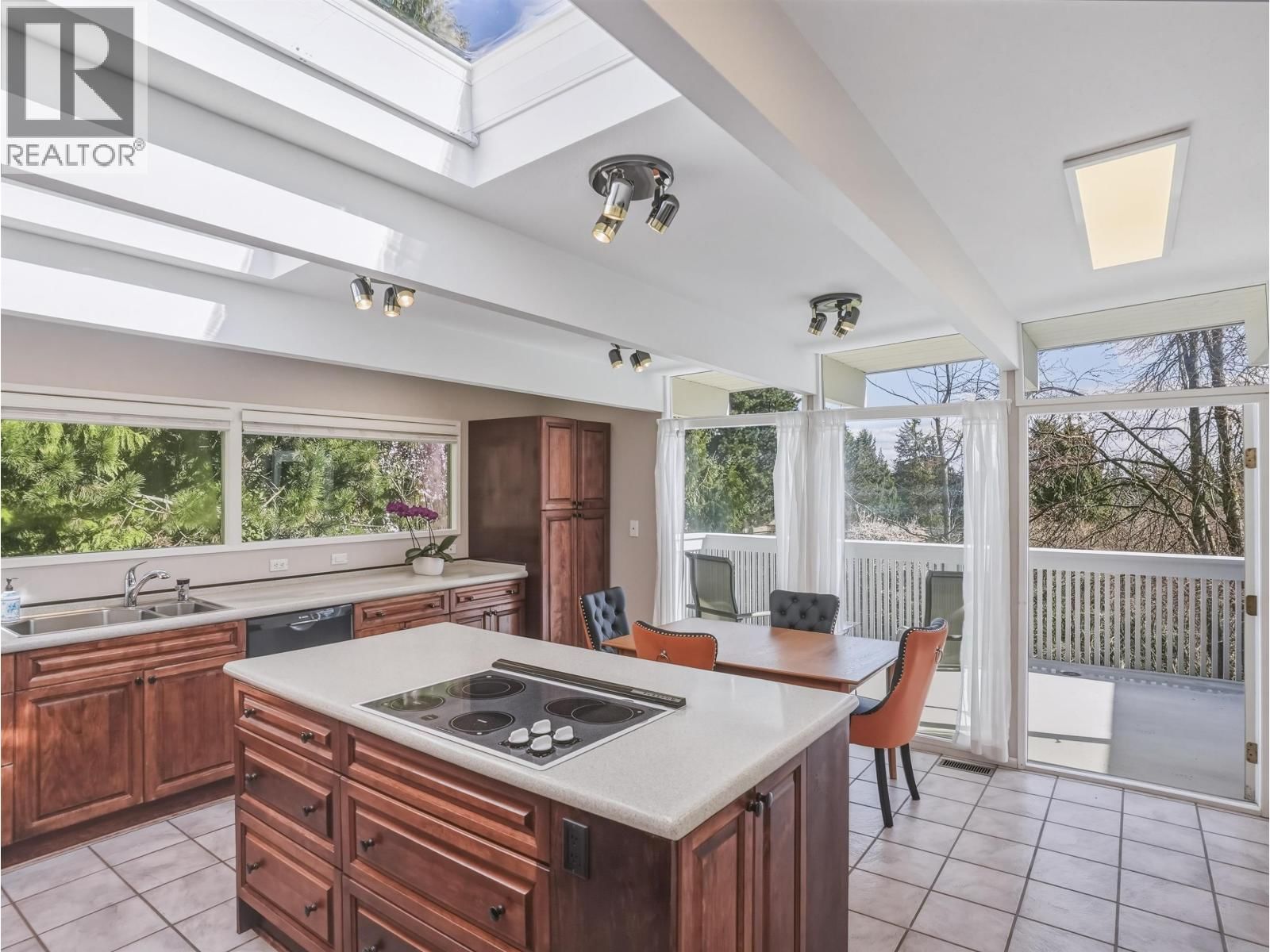 680 ST. ANDREWS ROAD Image 11