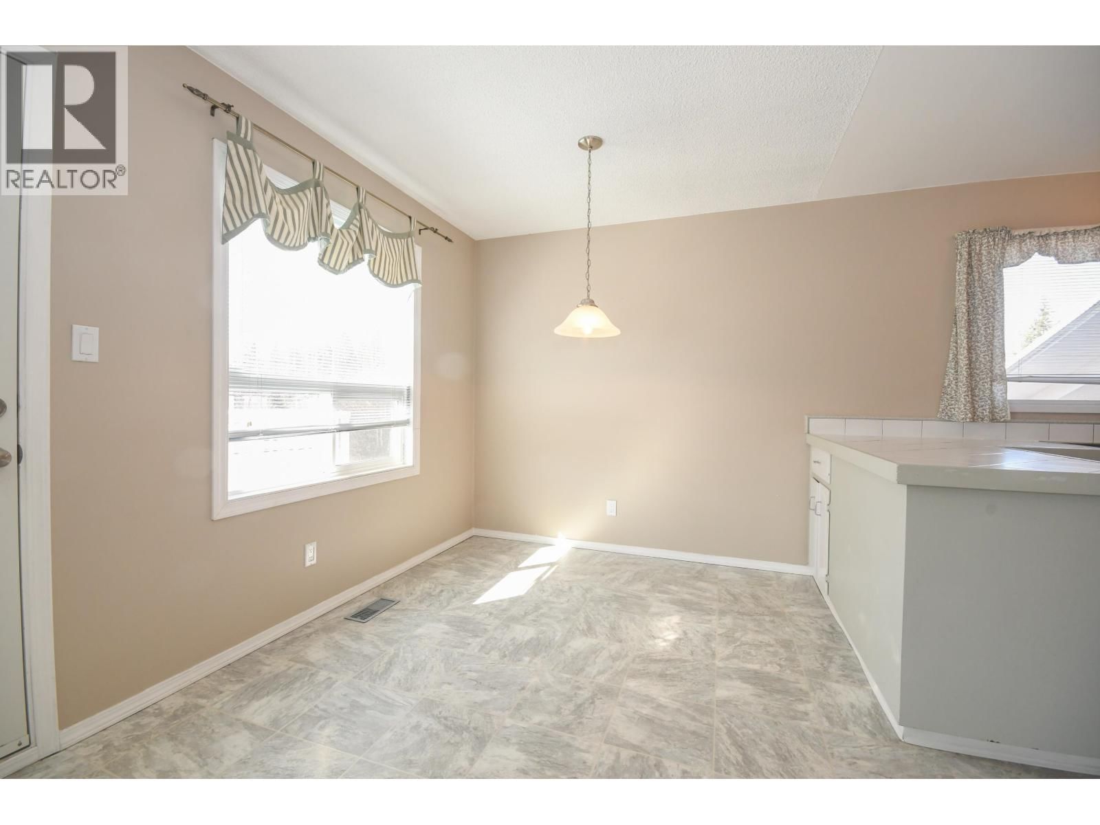 310 CORLESS CRESCENT Image 13