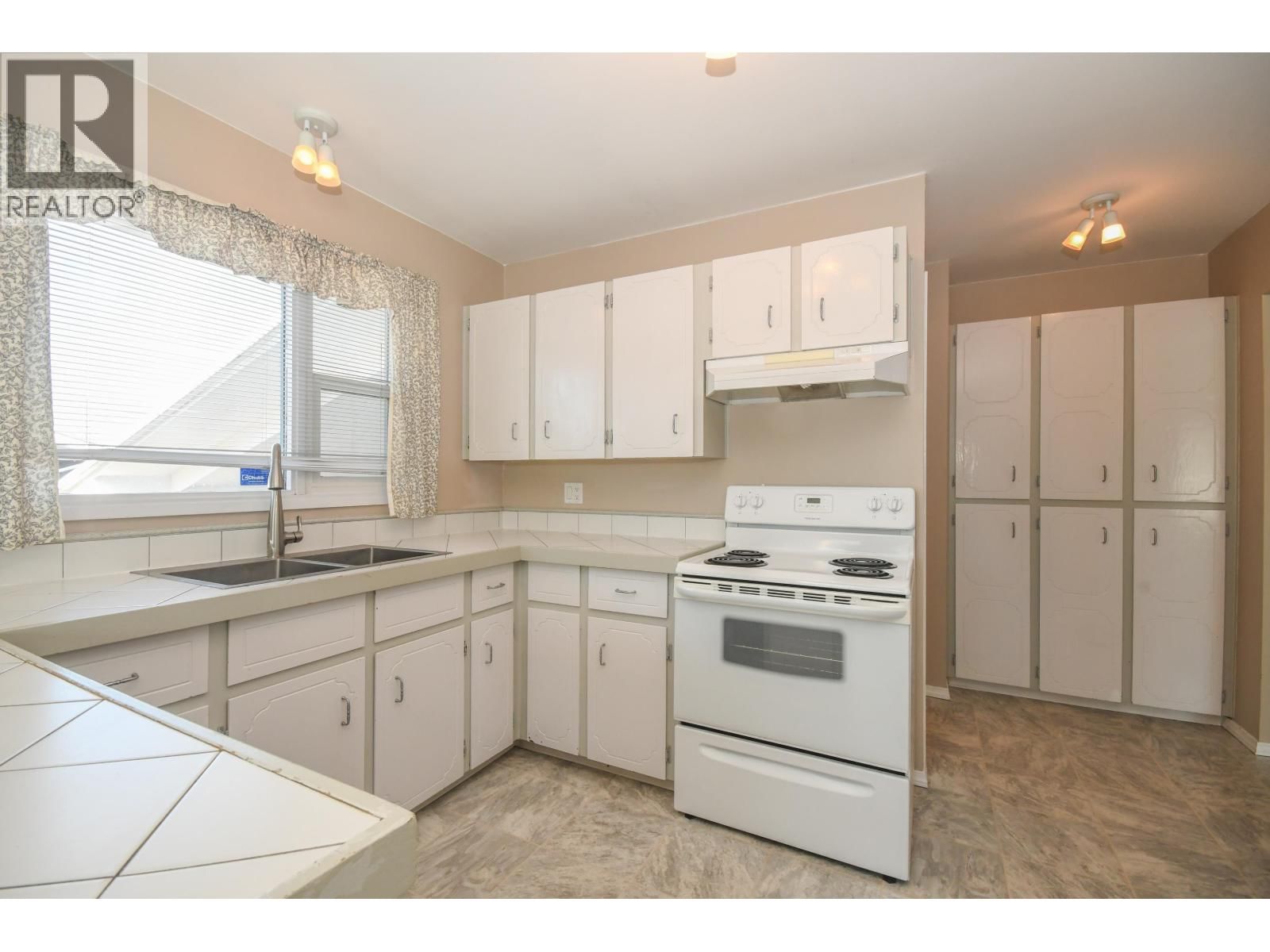 310 CORLESS CRESCENT Image 16