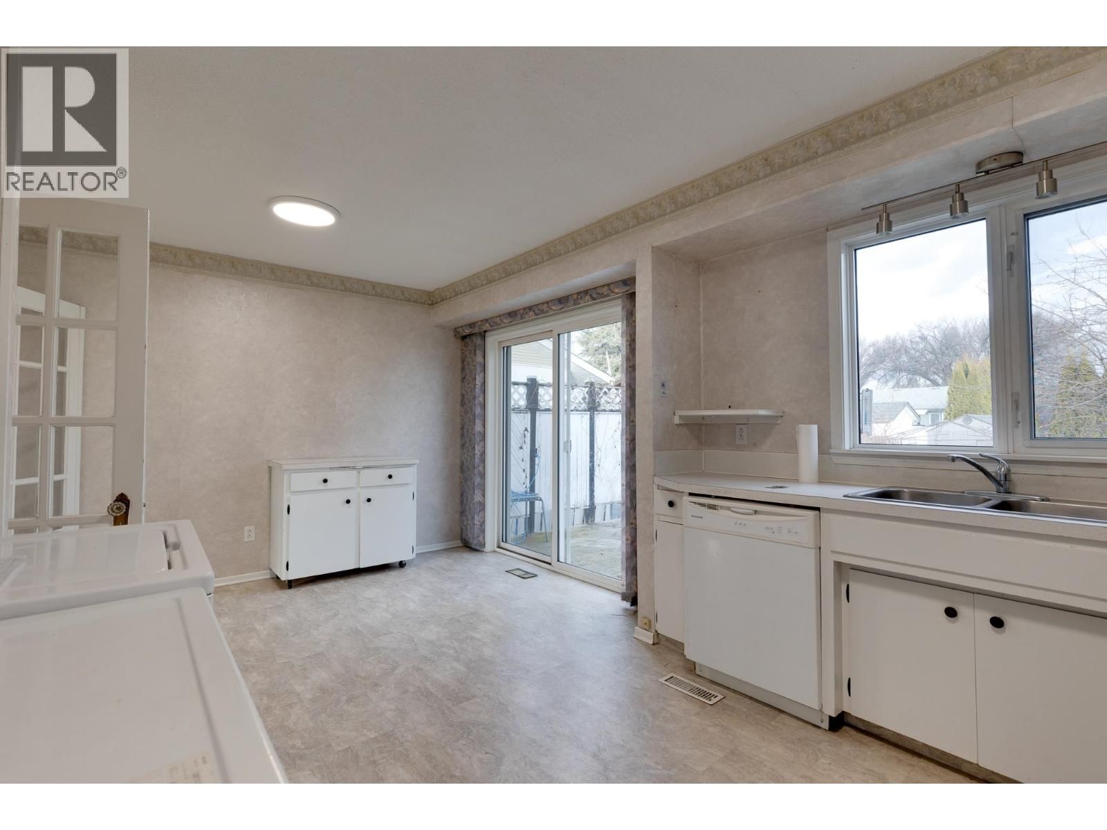 204 WATSON CRESCENT Image 9