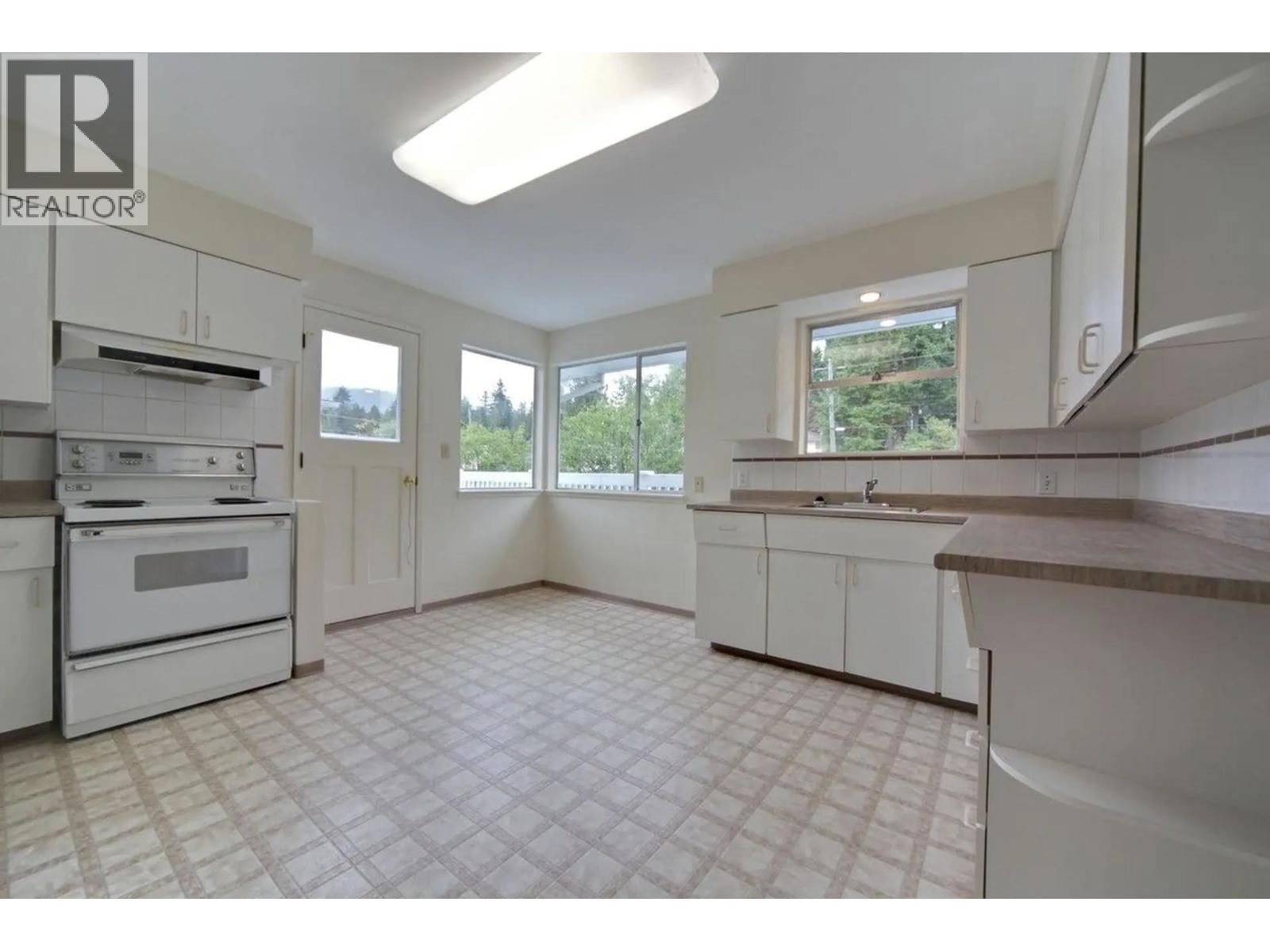 1025 CLEMENTS AVENUE Image 15