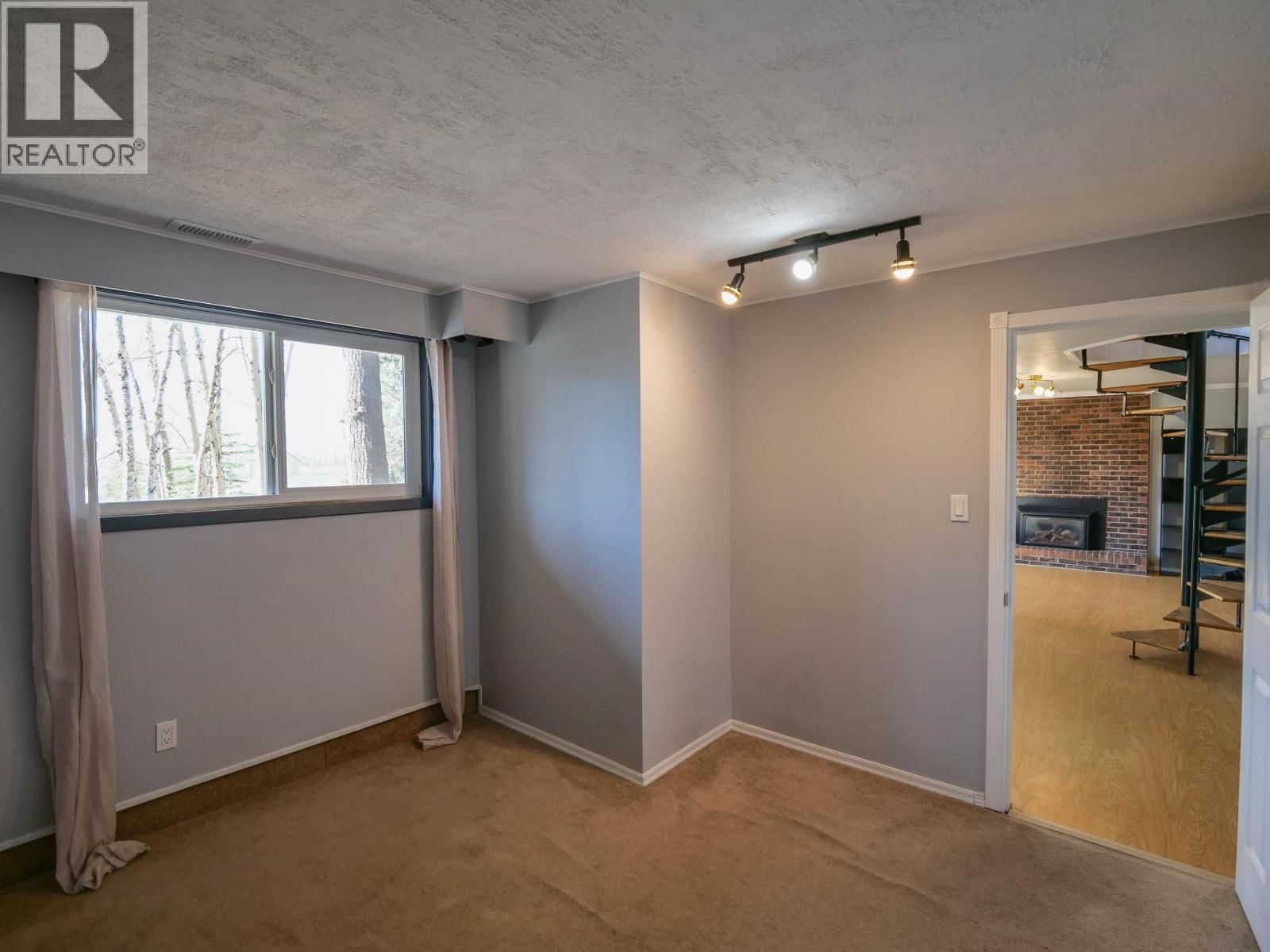 182 COACH ROAD Image 21