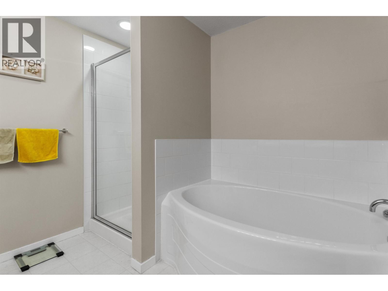 315 - 400 KLAHANIE DRIVE Image 15