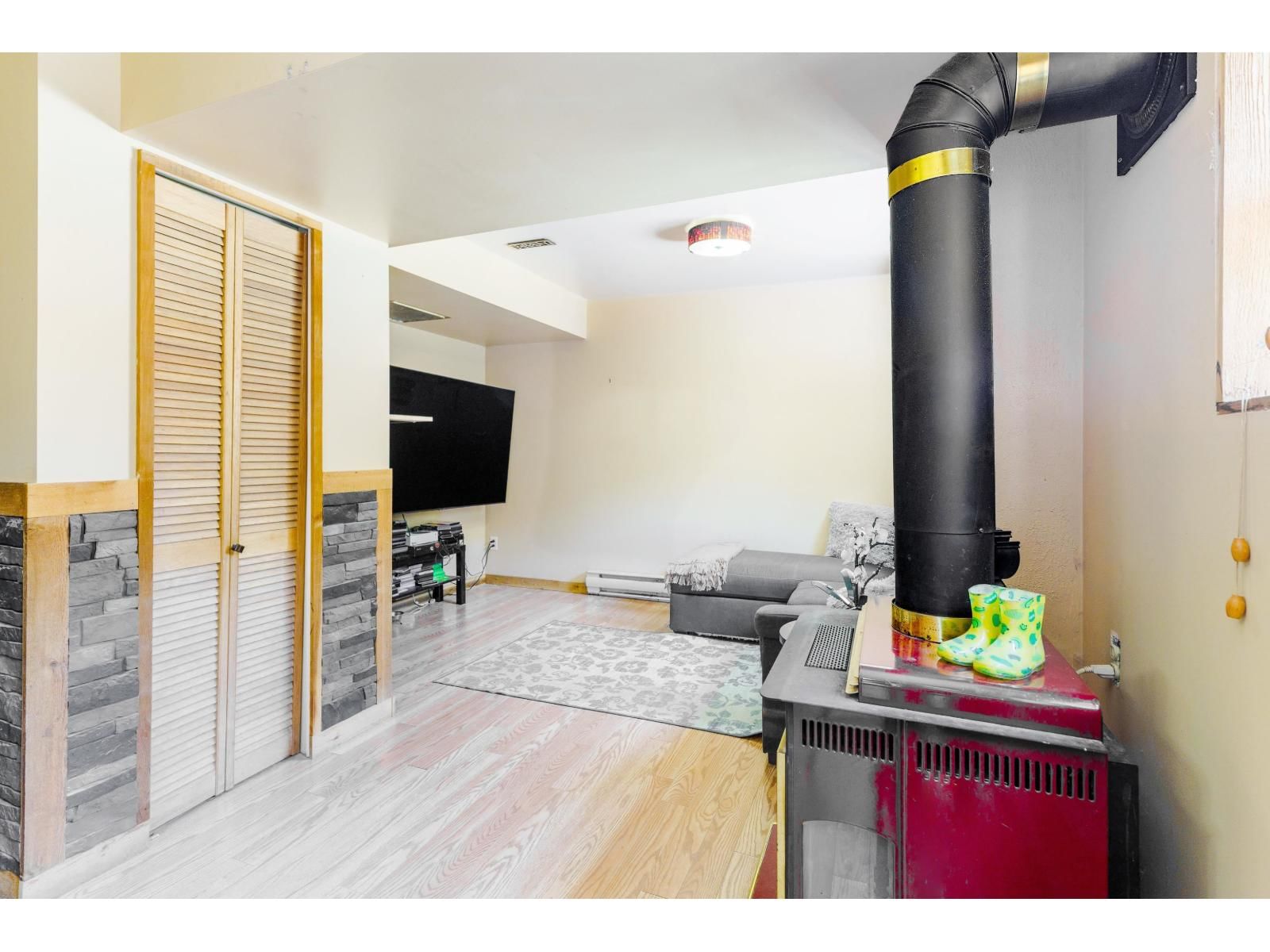 7655 WOODCOCK CRESCENT Image 17