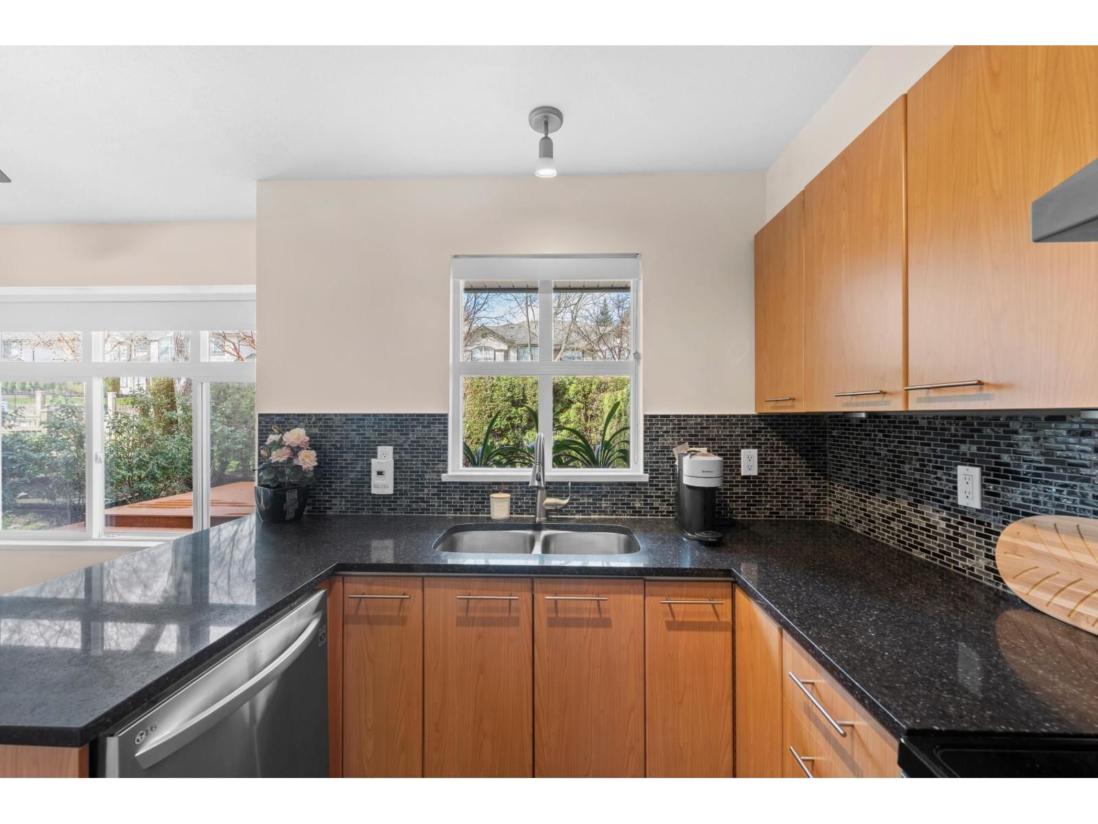 56 - 15968 82 AVENUE Image 16