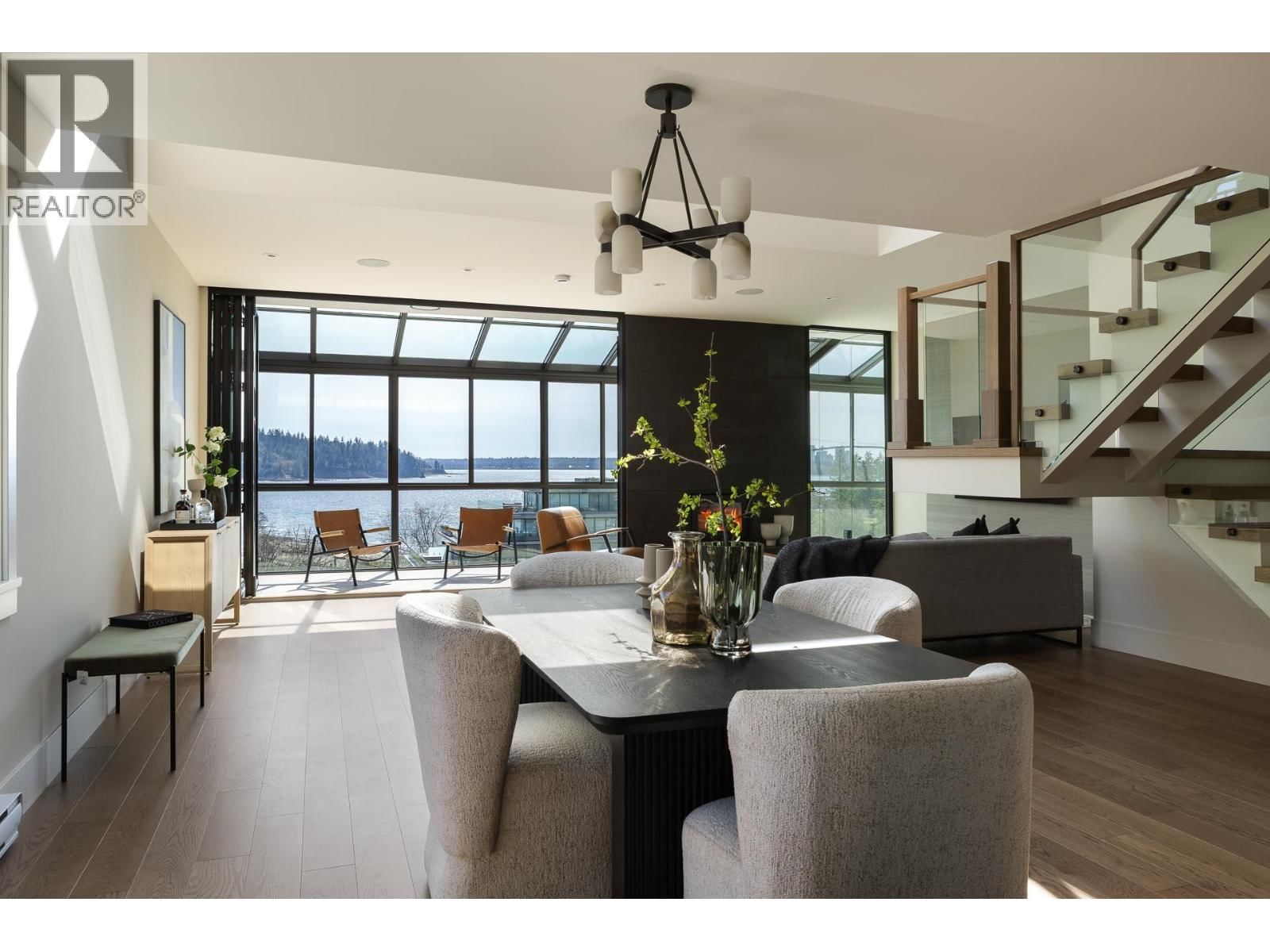 475 13TH Street, West Vancouver, British Columbia V7T 2N7