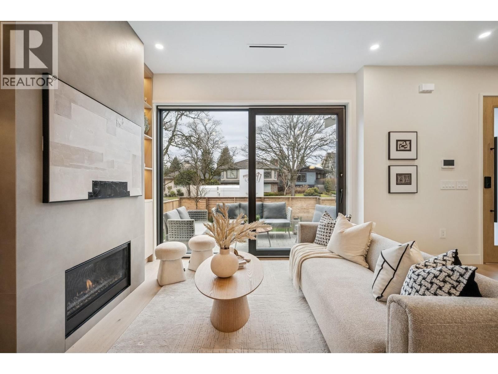 1 - 448 20 AVENUE Image 1