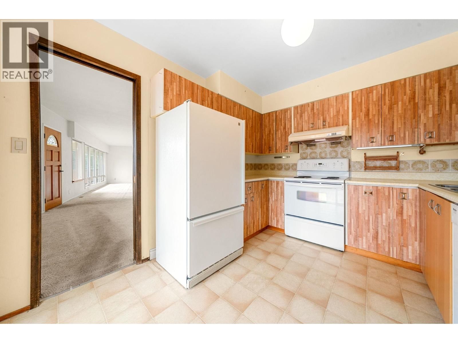 234 RONDOVAL CRESCENT Image 10