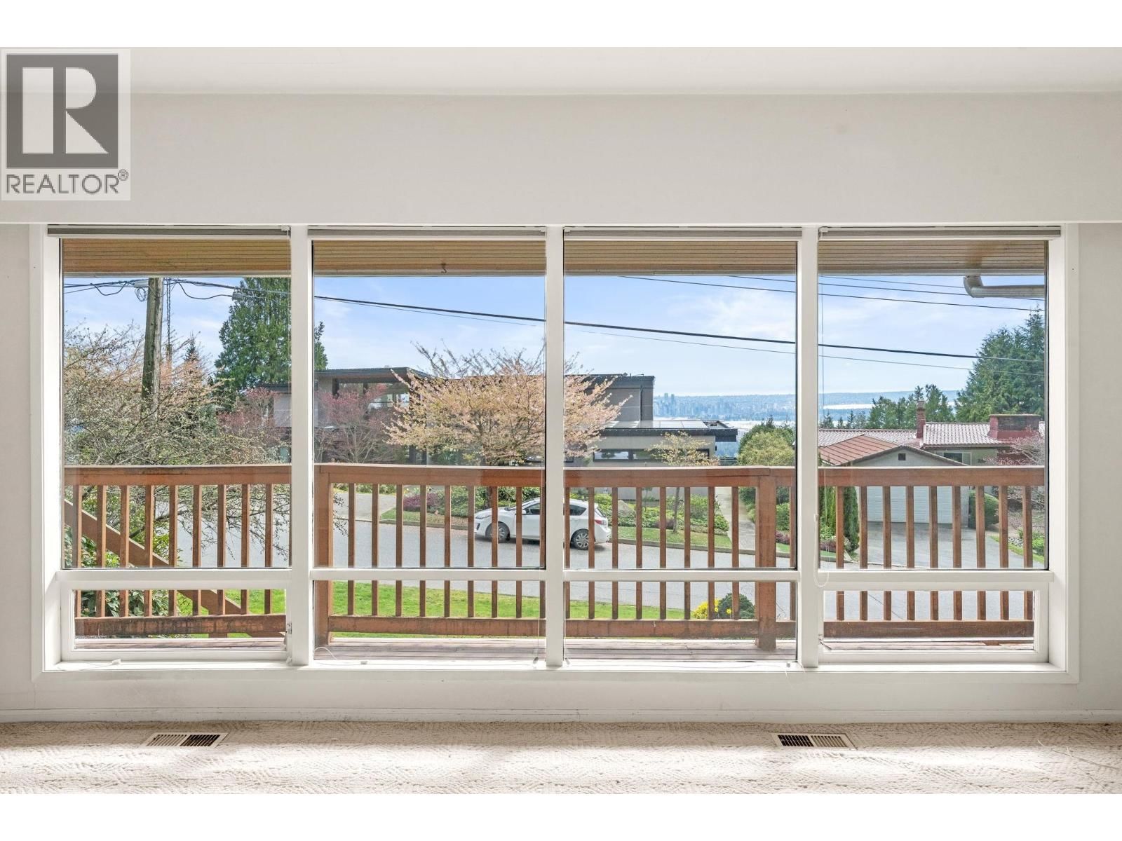 234 RONDOVAL CRESCENT Image 4