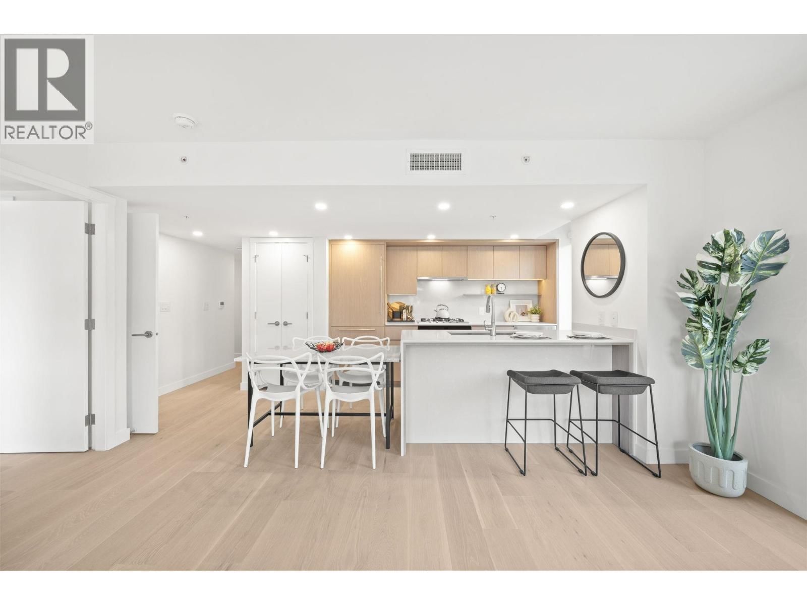 106 - 5212 CAMBIE STREET Image 3