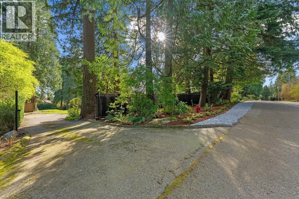 2976 PALMERSTON AVENUE Image 9