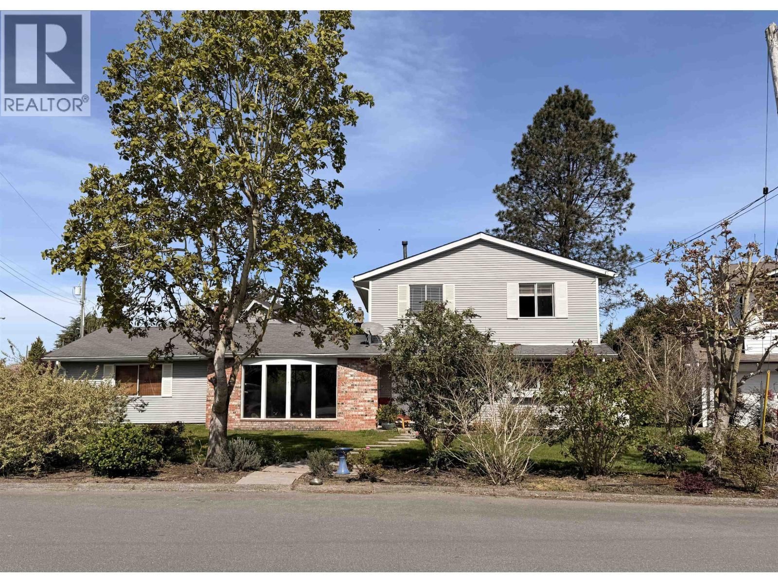 5463 50 AVENUE Image 1