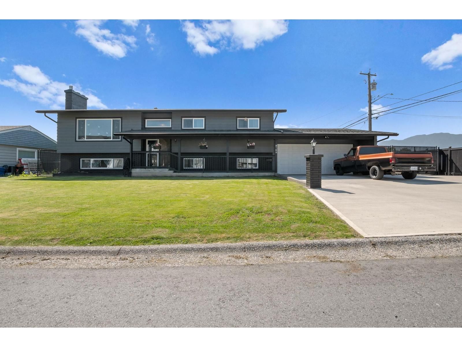 8789 BUTCHART Street, Chilliwack, British Columbia V2P 5S2