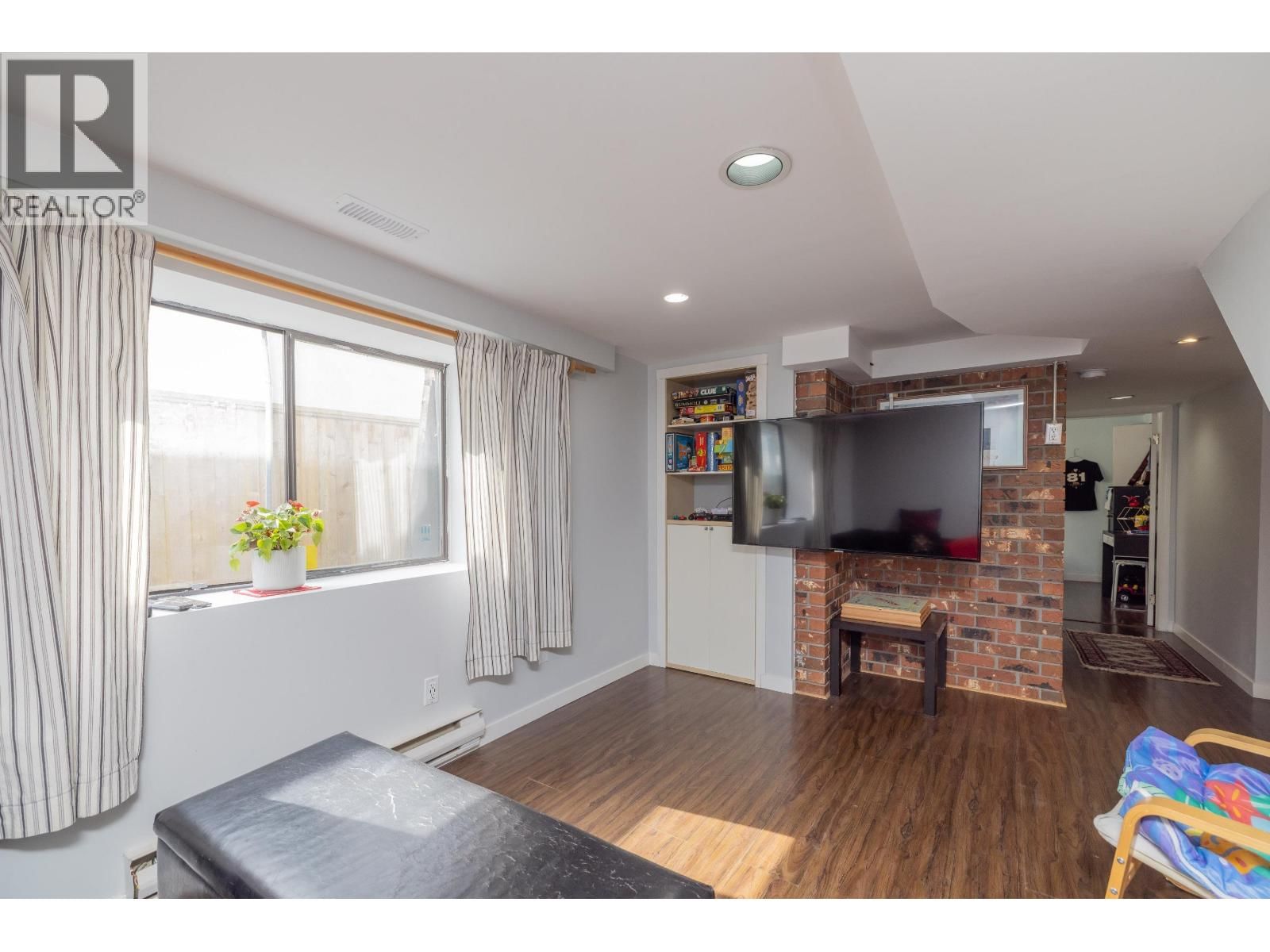 1119 CLOVERLEY STREET Image 18