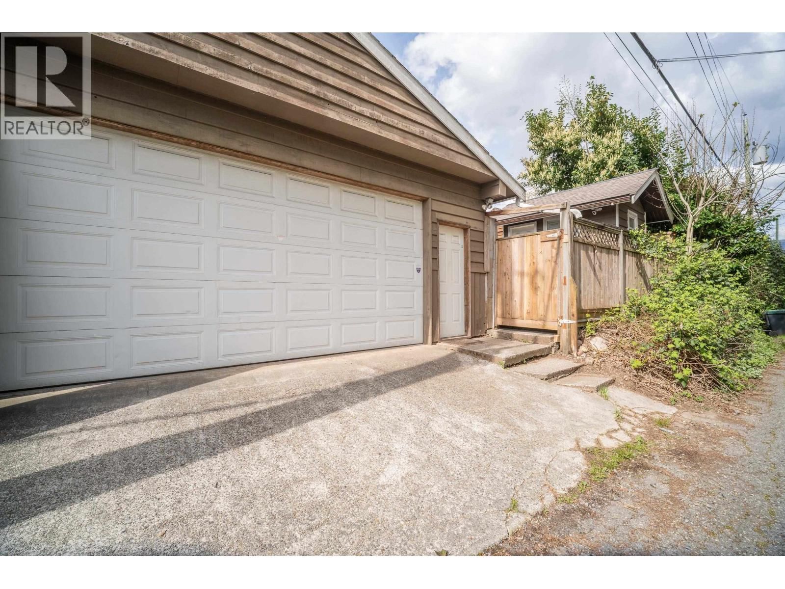 1119 CLOVERLEY STREET Image 36