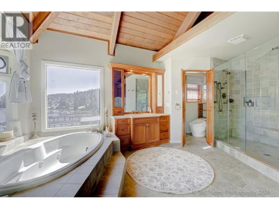 2660 PANORAMA Drive | North Vancouver British Columbia | Slide Image Ten