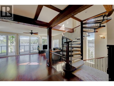 2660 PANORAMA Drive | North Vancouver British Columbia | Slide Image Fifteen