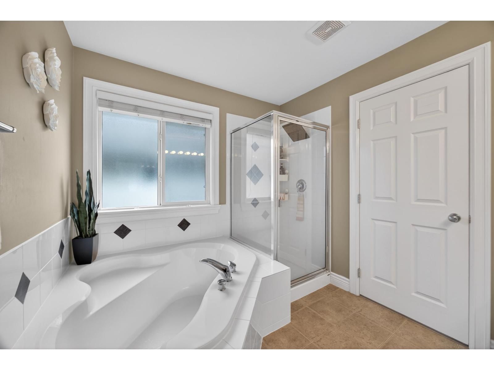 19485 66A AVENUE Image 18