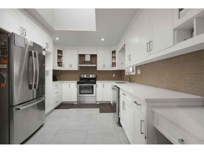 9027 PRINCE CHARLES Boulevard, Surrey, V3V1R7 | Image 2