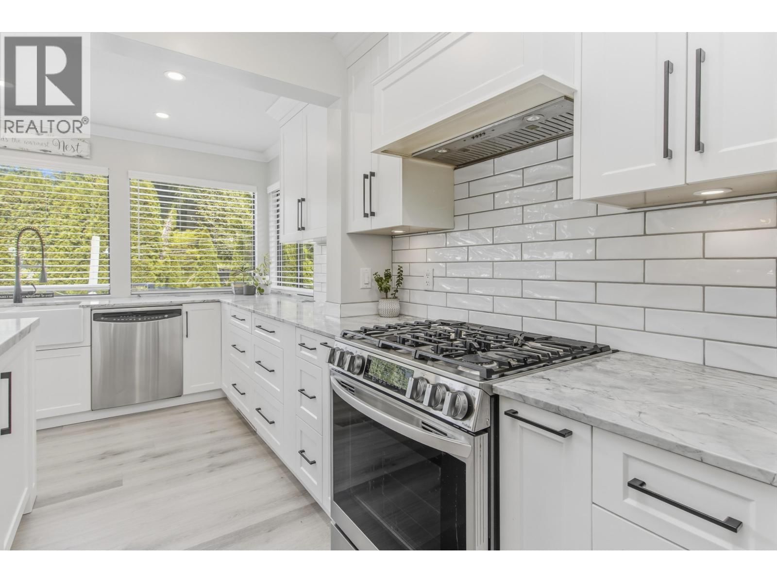 2541 MONTROSE WAY Image 31