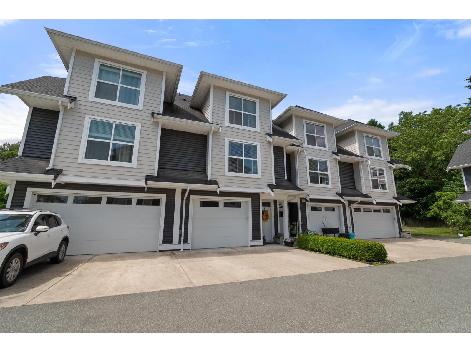 2 - 45395 SPADINA AVENUE Image 1