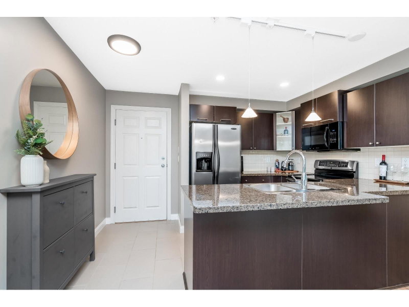 5454 198 Street Langley British Columbia, V3A 1G2 - 1 Bedroom Condo For Sale