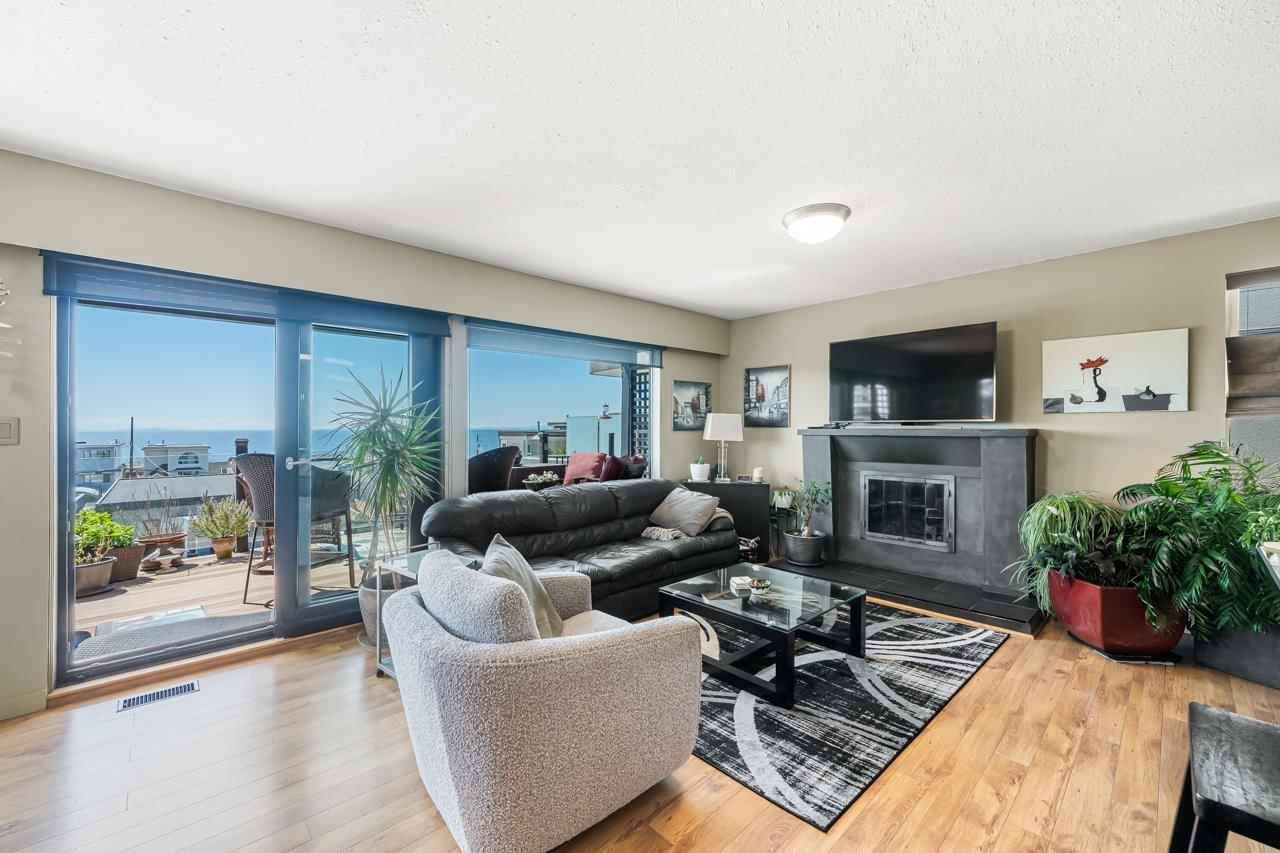 15556 COLUMBIA Avenue, White Rock, British Columbia V4B 1K4