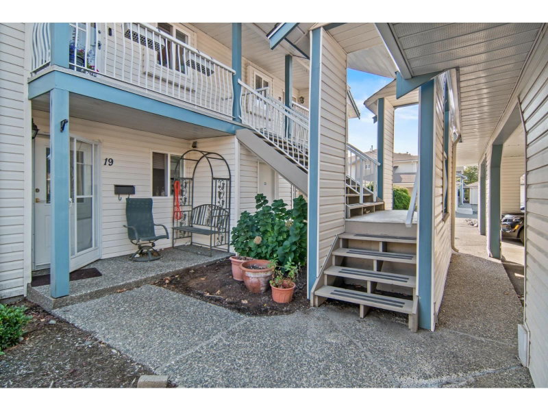 45435 KNIGHT Road Chilliwack British Columbia, V2R 3E8 - 2 Bedrooms Condo For Sale