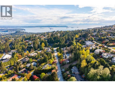 705 ST. ANDREWS Road | West Vancouver British Columbia | Slide Image Nineteen