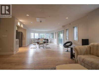 2572 WESTHILL Close | West Vancouver British Columbia | Slide Image Three