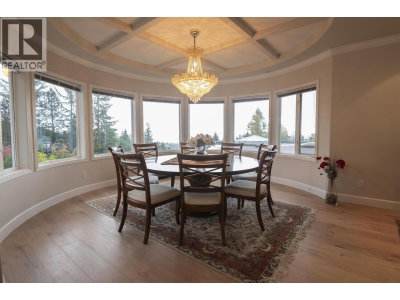 2572 WESTHILL Close | West Vancouver British Columbia | Slide Image Four