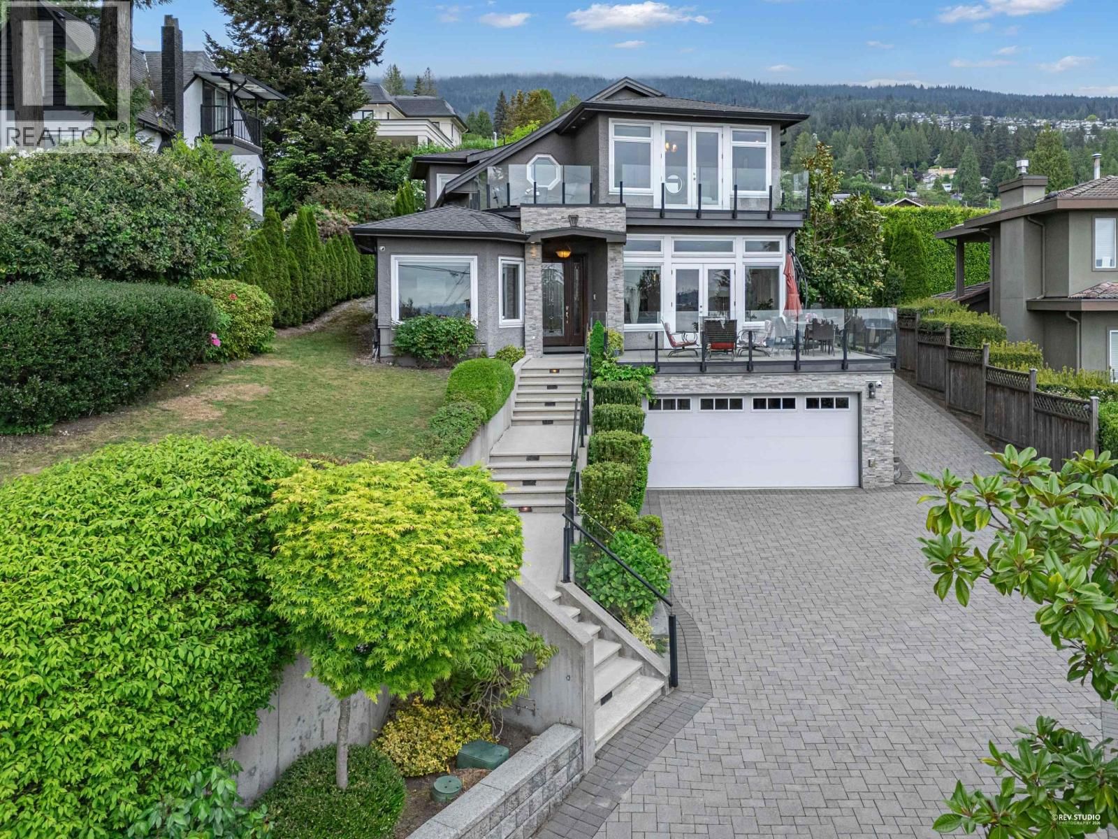 2567 LAWSON Avenue, West Vancouver, British Columbia V7V 2G1