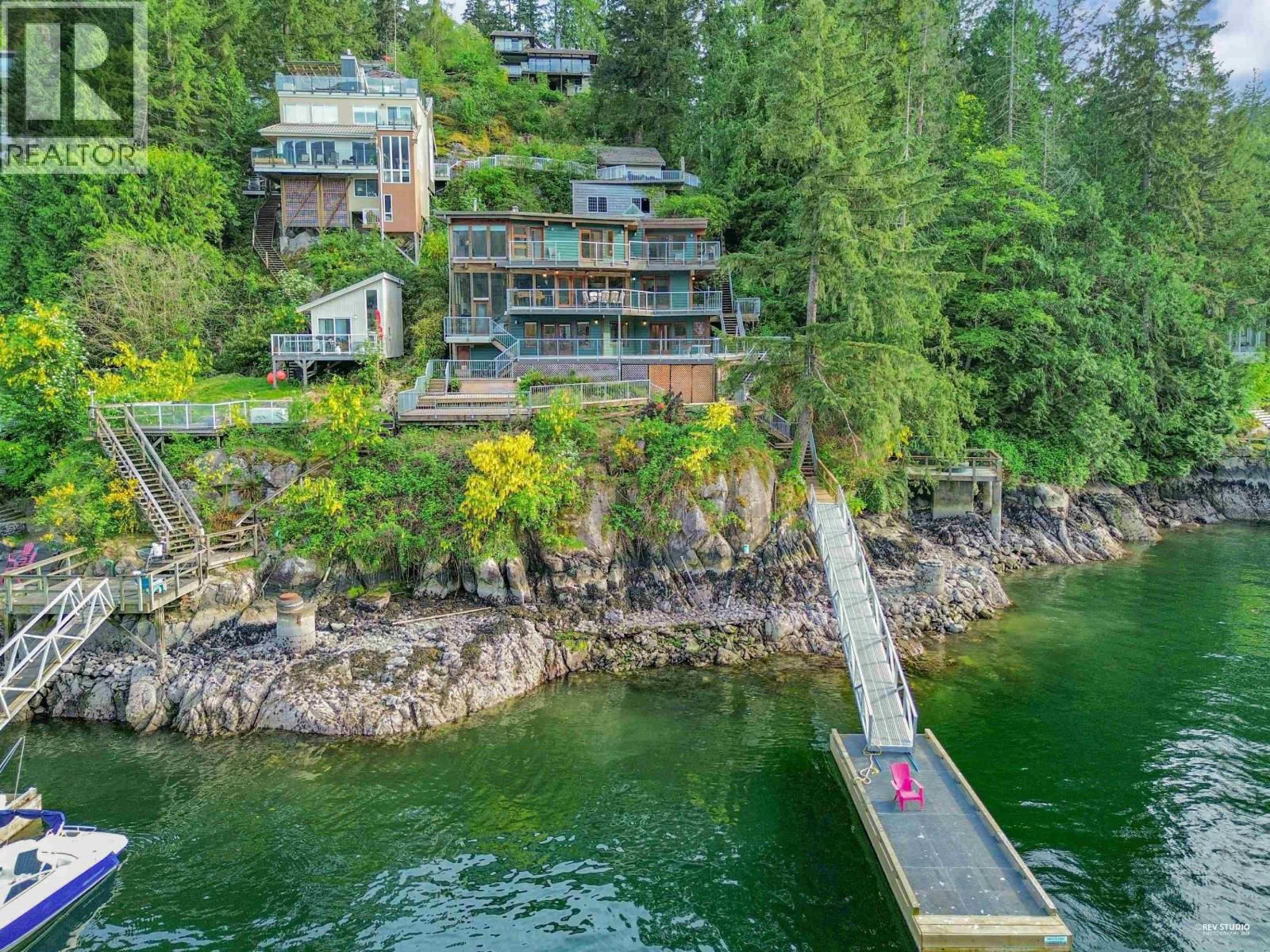 2136 LOCKEHAVEN Road, North Vancouver, British Columbia V7G 1X6