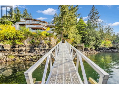 2136 LOCKEHAVEN Road | North Vancouver British Columbia | Slide Image Six