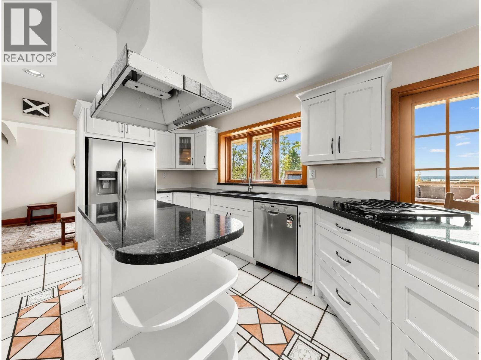 2148 KINGS AVENUE Image 4