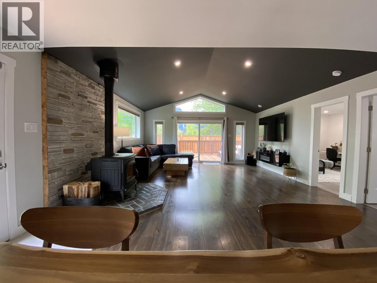 2136 21 AVENUE Image 13