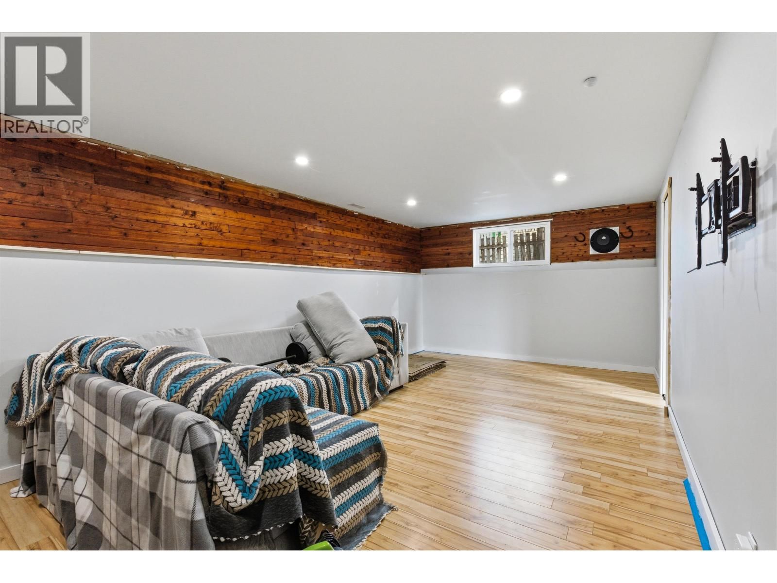 411 RICHARD STREET Image 15