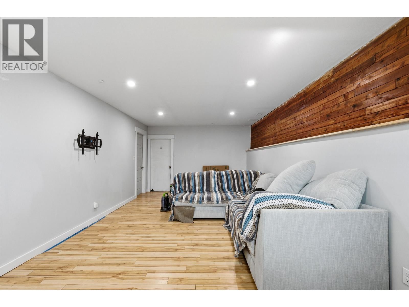 411 RICHARD STREET Image 16