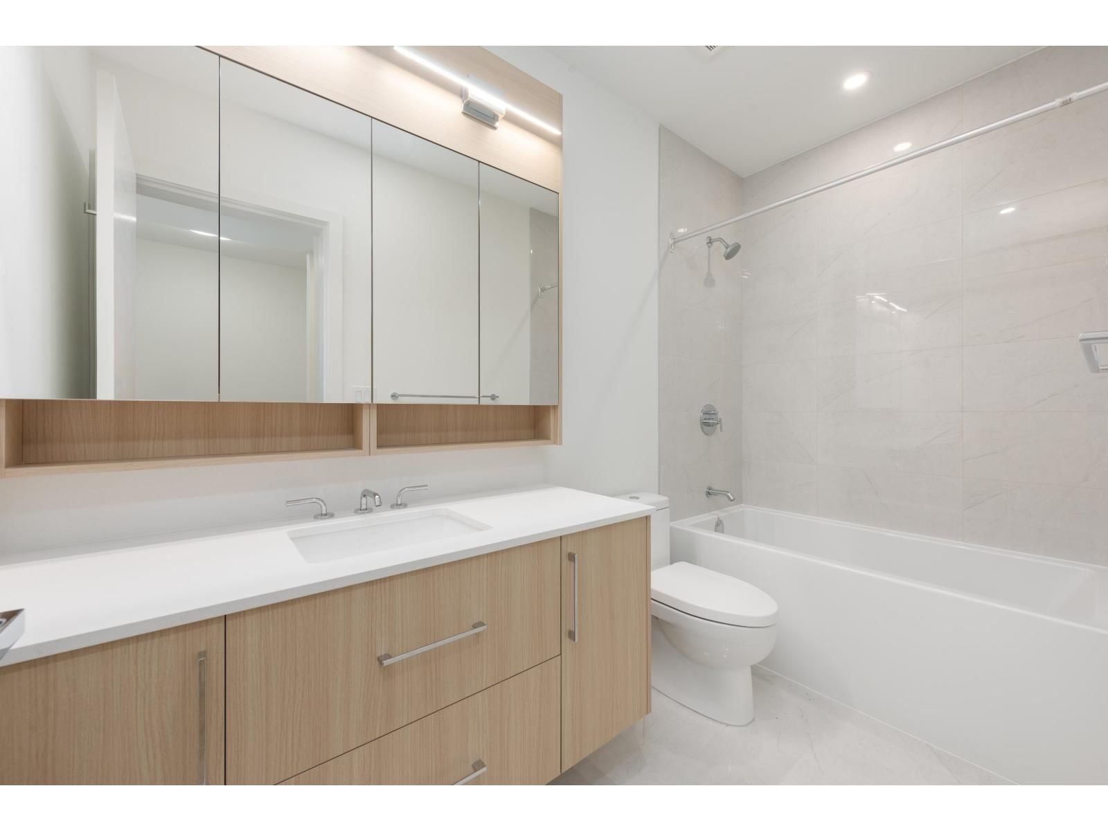 306 - 9675 KING GEORGE BOULEVARD Image 17