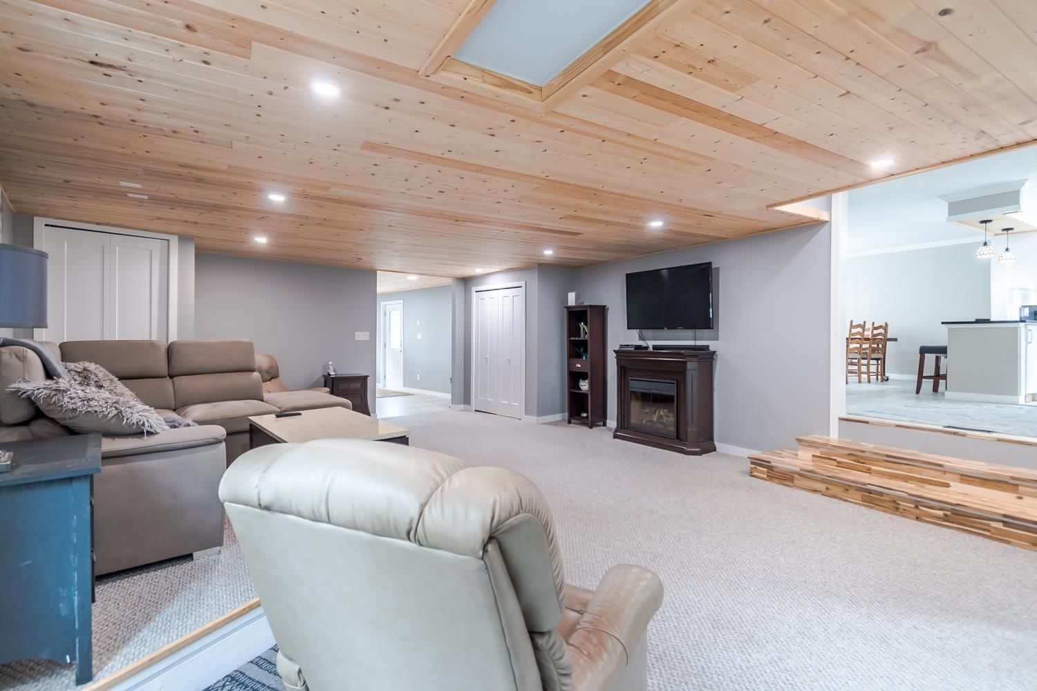 19746 49 AVENUE Image 34