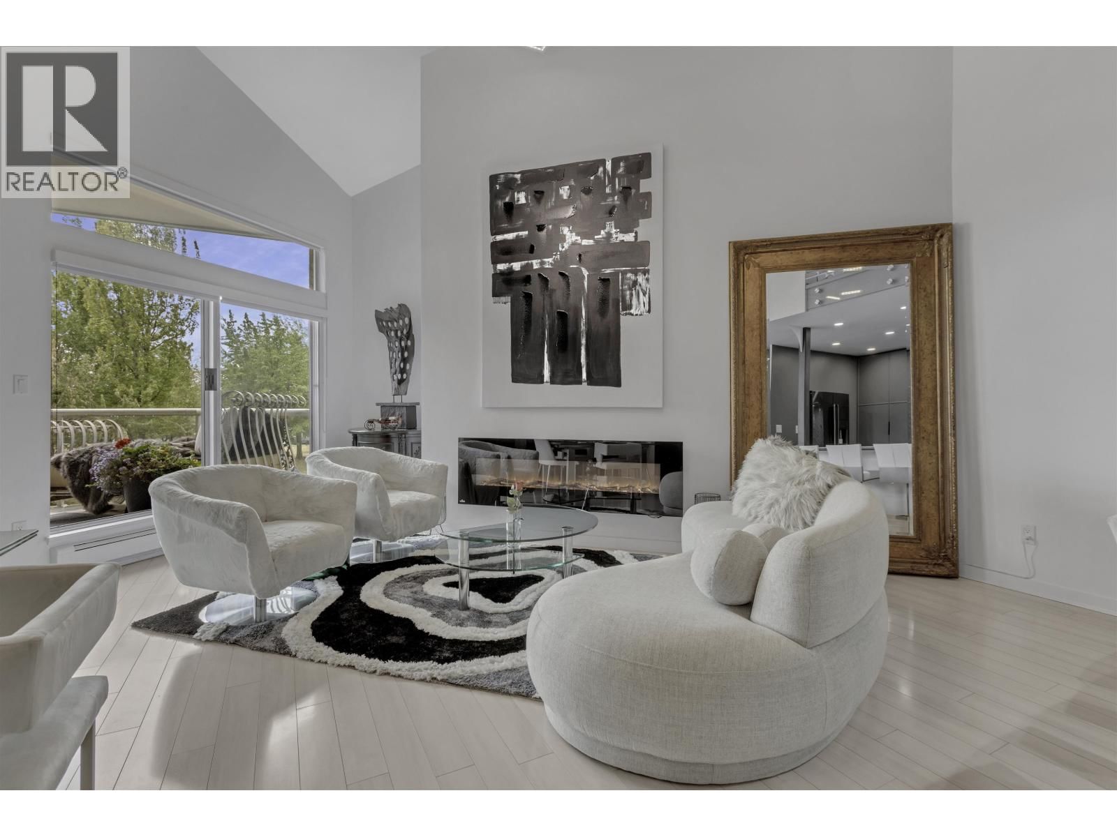 33 CHESTERFIELD Place, North Vancouver, British Columbia V7M 3K4
