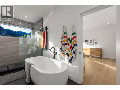 2193 CRUMPIT WOODS Drive | Squamish British Columbia | Slide Image Nineteen