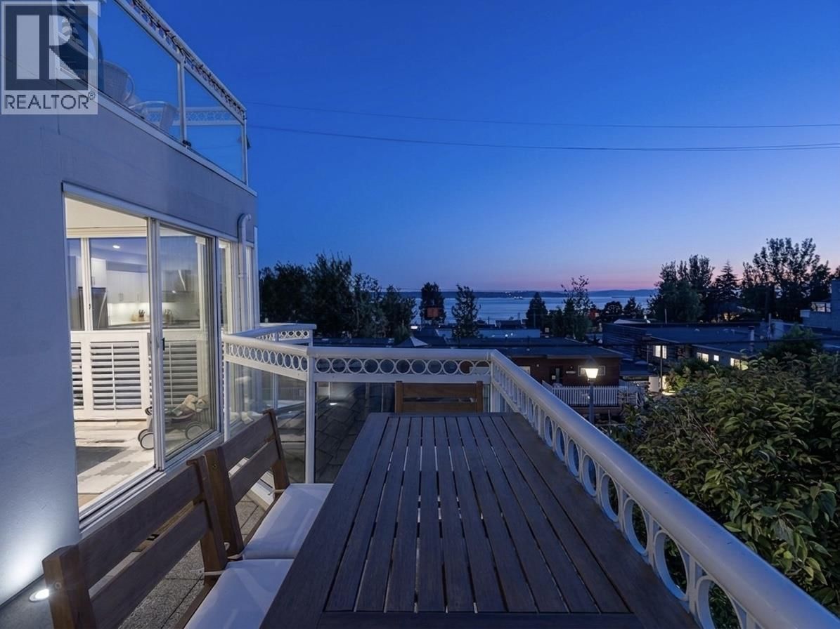 2440 HAYWOOD Avenue, West Vancouver, British Columbia V7V 1Y1