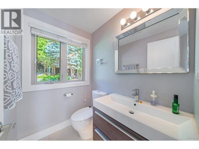 1448 SANDHURST Place | West Vancouver British Columbia | Slide Image Twelve