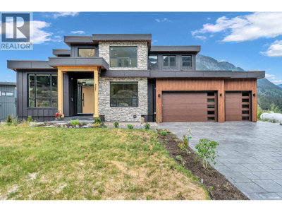 9361 WEDGEMOUNT PLATEAU Drive | Whistler British Columbia | Slide Image Two