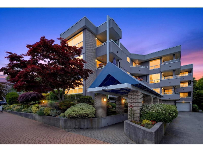 15717 MARINE Drive White Rock British Columbia, V4B 1E4 - 2 Bedrooms Waterfront Condo For Sale