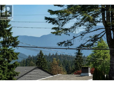 893 FRIAR Crescent | North Vancouver British Columbia | Slide Image Sixteen