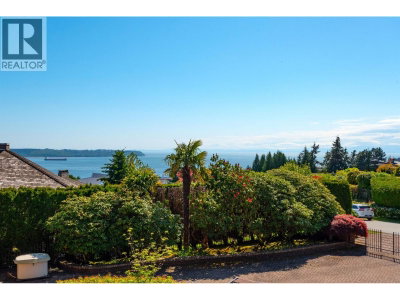 4228 ROCKRIDGE Crescent | West Vancouver British Columbia | Slide Image Twenty-one
